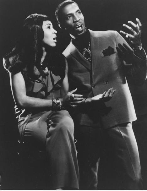 Una giovanissima Tina Turner con l&#39;ex marito Ike (morto nel 2007). Dopo l&#39;ennesimo violento confronto nel 1976 prima di uno show, Tina Turner fugg da lui sancendo la fine del coppia nel privato e nel pubblico. (Ap)